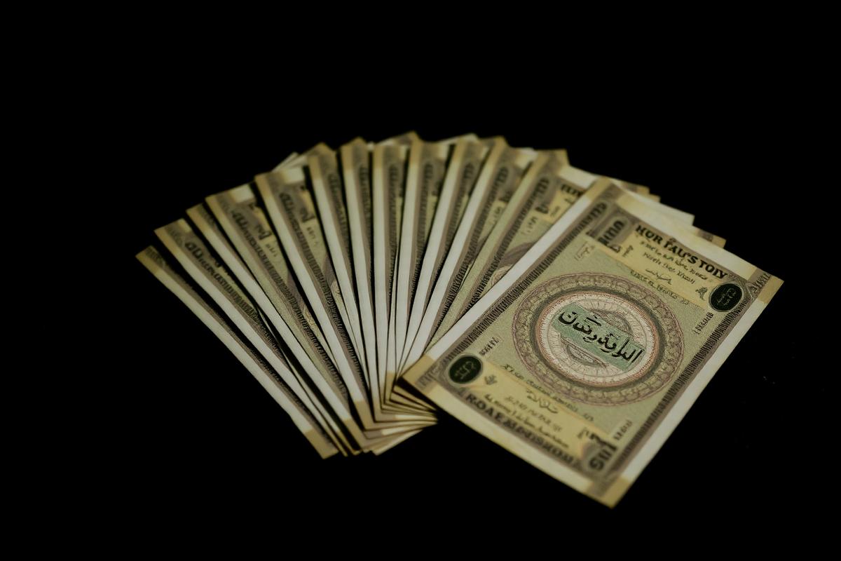 Pakistani currency notes. The row centres on revenue from a major upstream gas field.